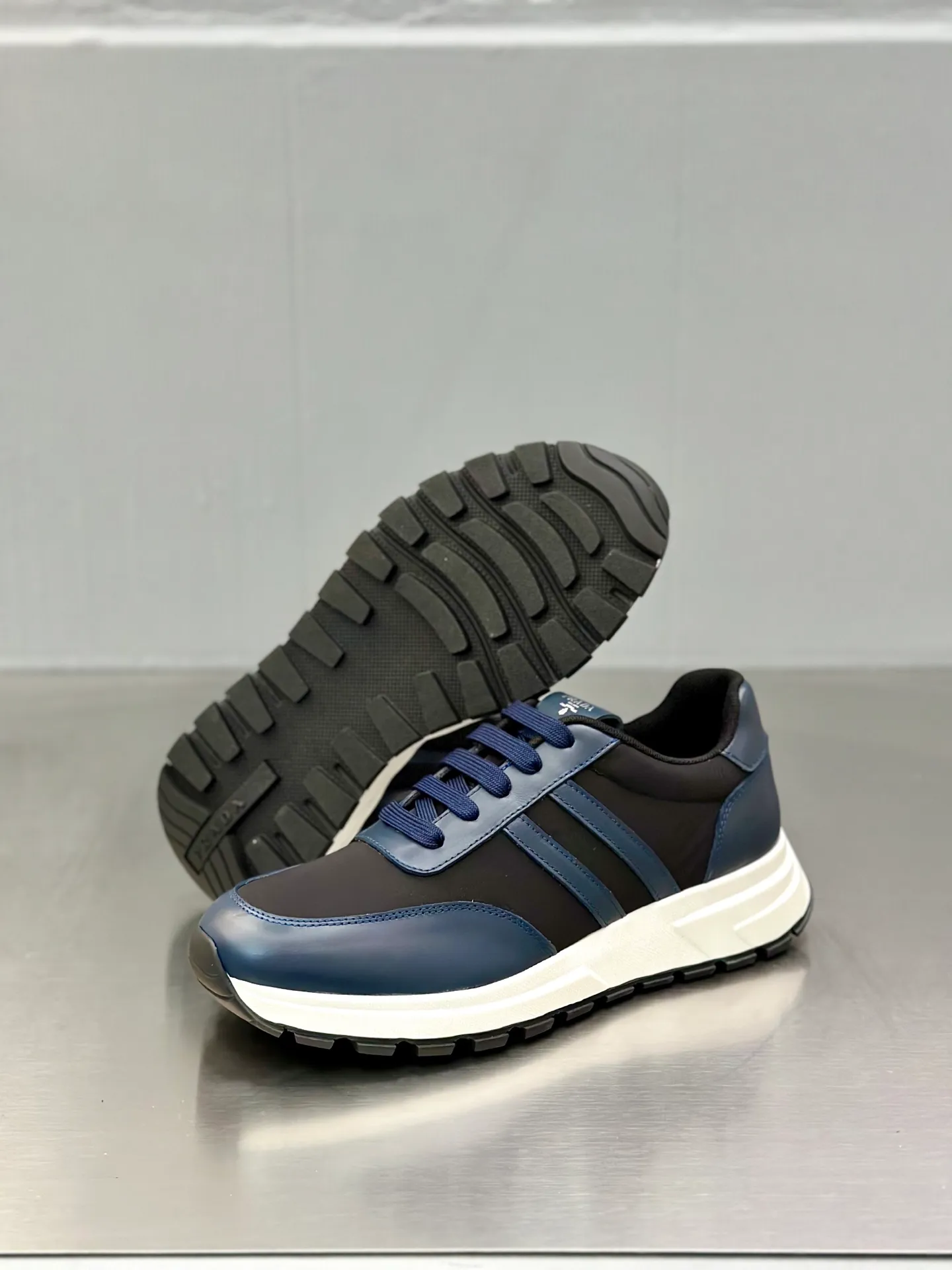 💰740 Prada/Prada men's new mesh stitching sneakers. This sneaker presents a modern version, reinterpreting the brand's archive style with clean lines and smooth details. The shoes are made of calf leather and technical fabric, with a triangular metal logo on the outside, bright TPU decoration on the heel, and a longer and padded inner heel design for a more comfortable fit. The tongue is decorated with a silk-screen logo, and is paired with a hollow rubber sole on the heel. The full cowhide lining comes standard with logo cowhide foot pads, making the upper foot taller, more comfortable, and versatile! Comes with full original packaging! Size: 39-40-41-42-43-44 standard leather shoe size (45 can be customized and does not support returns)